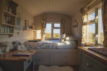 7 Simple Ways to Make Your Bedroom Feel Warm and Inviting
