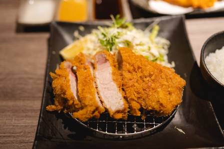 Deep-fried Pork Cutlet with Cheese